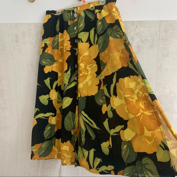 Dresses & Skirts - floral button-down skirt